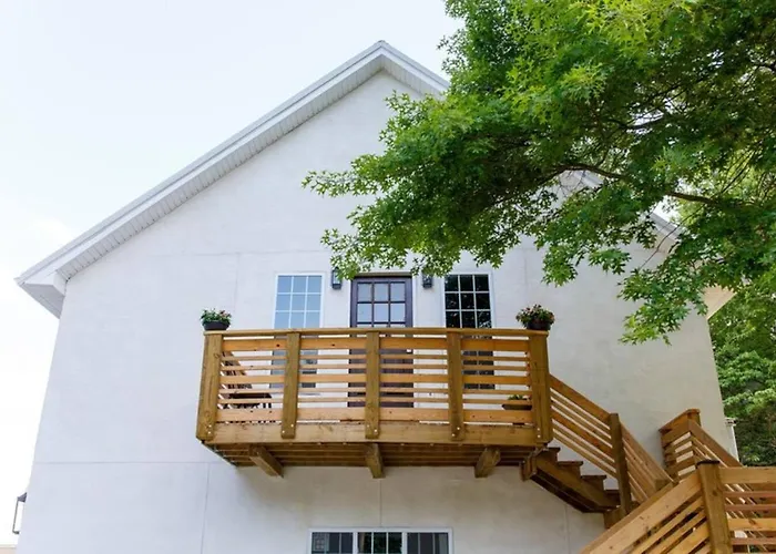 Cottage Park Carriage House--Rest And Explore With Hollyhock