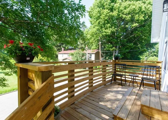 Cottage Park Carriage House--Rest And Explore With Hollyhock